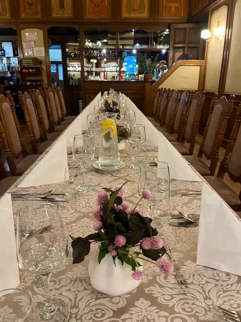 Klimatyczny wystrój sali restauracyjnej